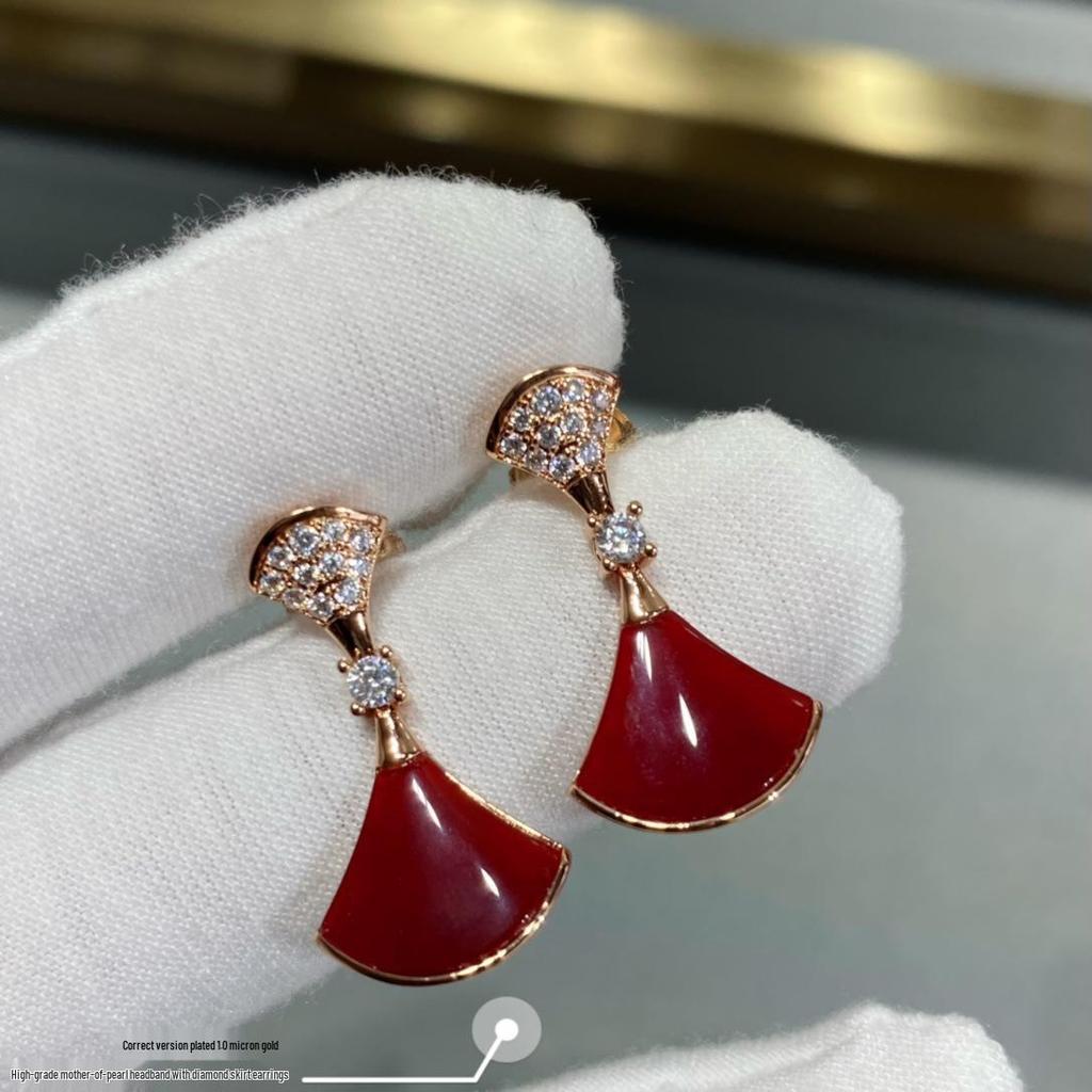 Серьги-веера из 18-каратного розового золота с бриллиантами, перламутром и красным агатом