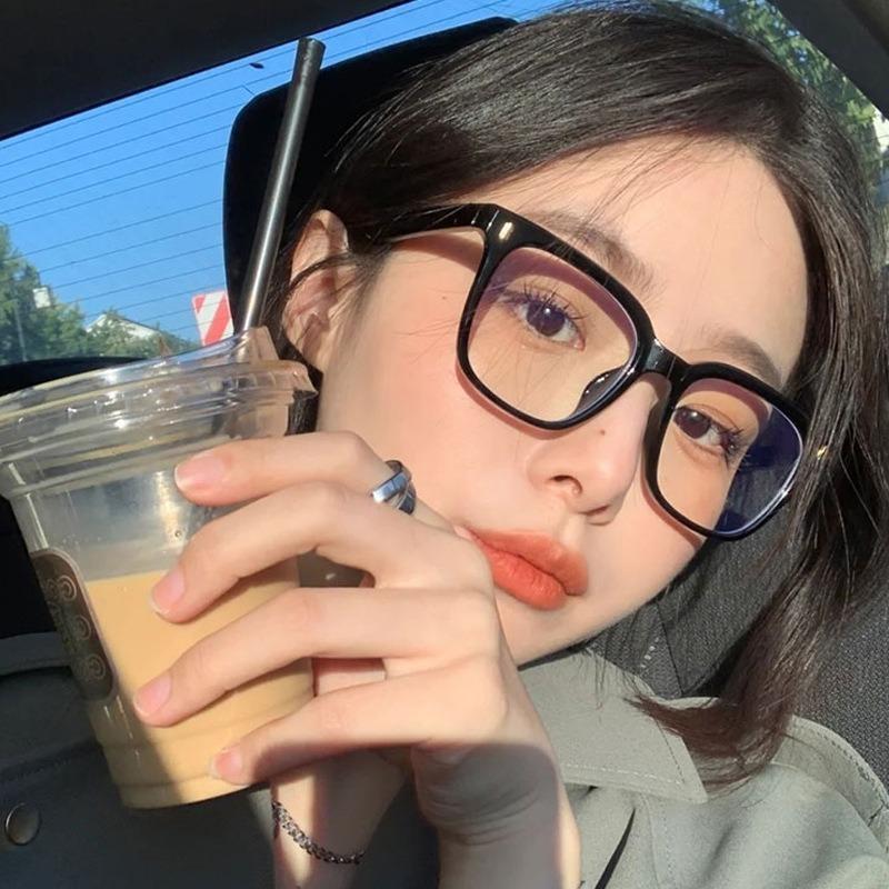 Визуально привлекательные очки с градиентной черной оправой для женщин Ткань Идеально подходят для повседневной одежды или особых случаев