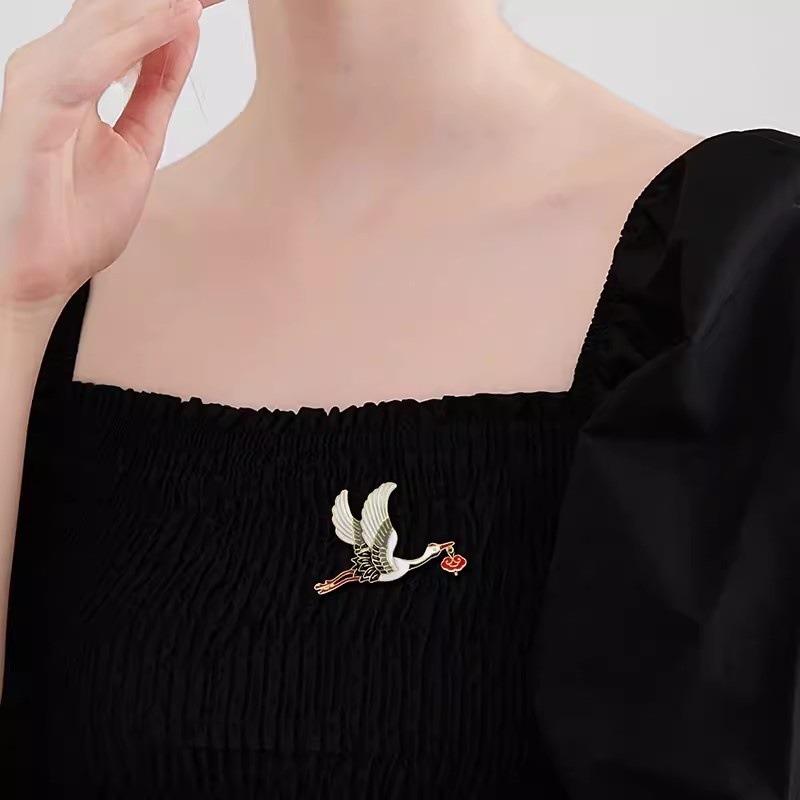 Chinese-style Classical Auspicious Crane Brooch, High-end Women's Artistic Enamel Brooch, Personalized and Exquisite Suit Pin