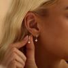 Серьги-кольца цвета золота с кубическим цирконием в стиле Quiet Luxury для женщин. Элегантные для повседневного ношения. Французский шик. Кристальные украшения. Минималистичный стиль.