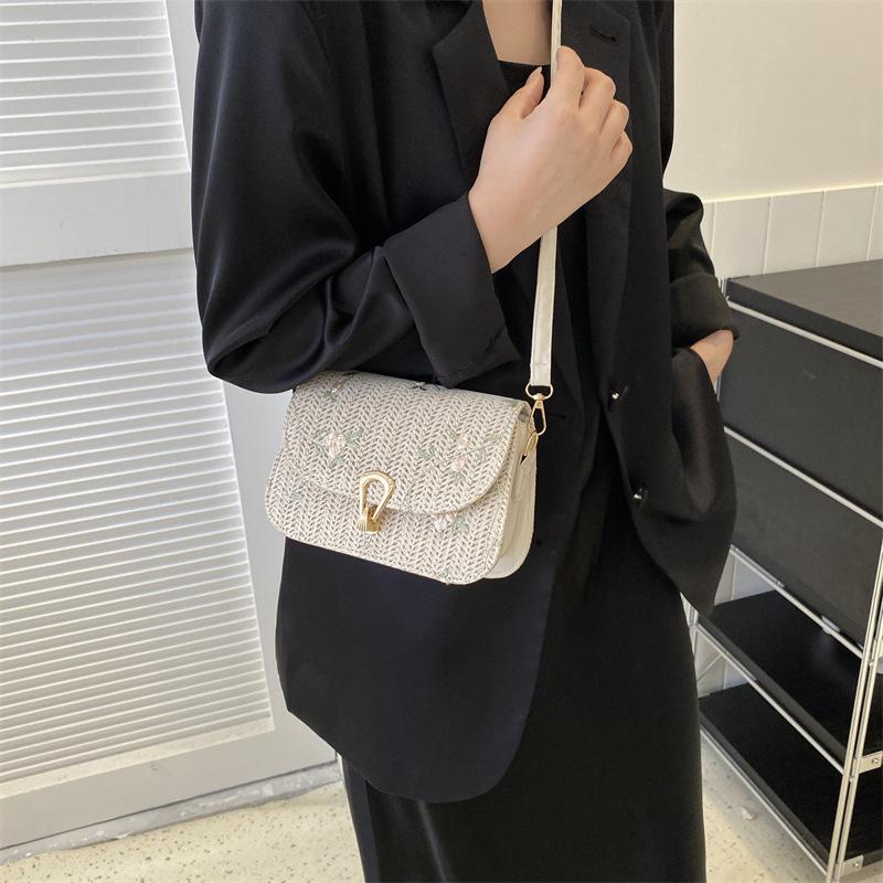 Модная соломенная плетеная сумка для женщин, новый стиль, маленькая свежая кружевная цветочная плетеная сумка-седло, модная сумка через плечо на одно плечо