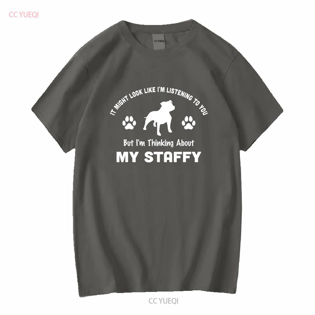 Похоже, я слушаю, думаю о своем стаффи Футболка Папа Собаки Владелец Забавная Стаффордширский Бультерьер винтажная Постиранная