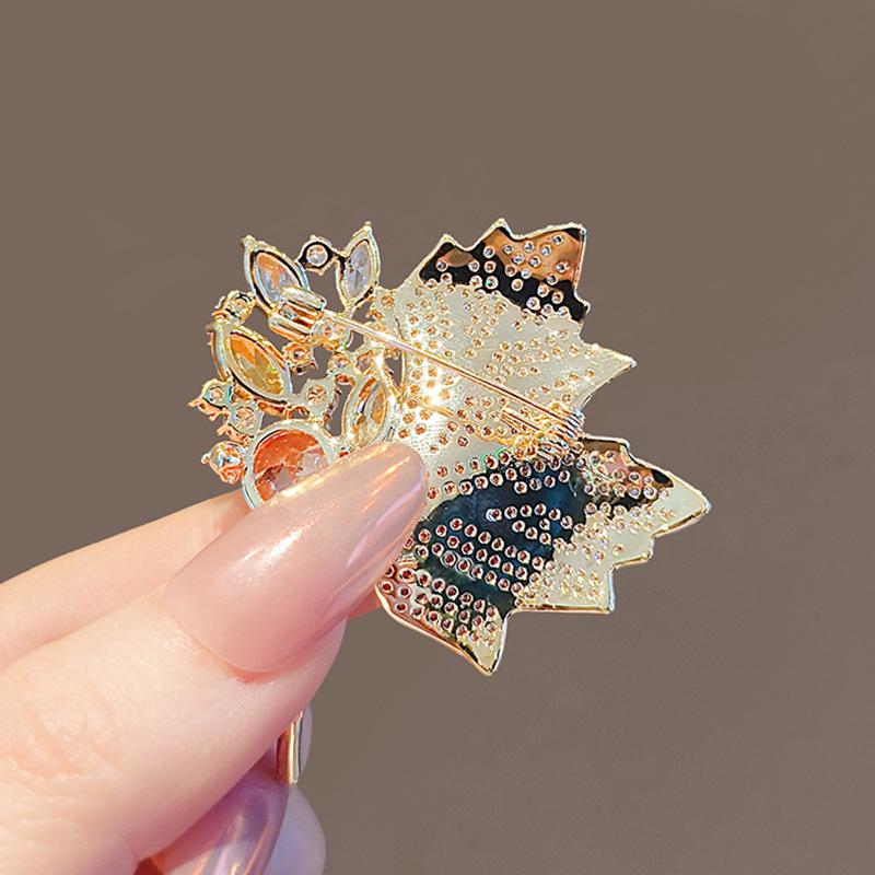 Exquisite Luxury Maple Leaves Brooch For Women Advanced Sense Rhinestone Corsage Suit Lapel Pins Clothing Accessories Gift