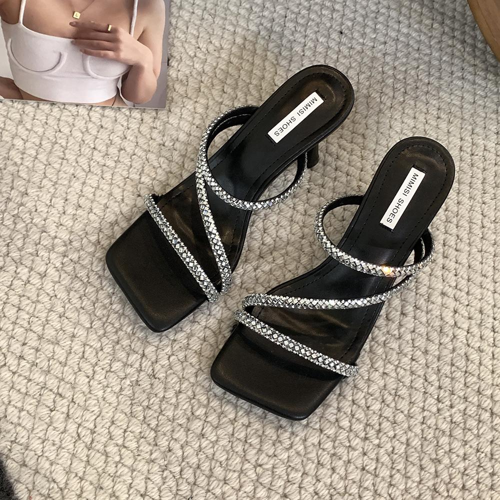 Мода Модные женские тапочки Летние уличные шлепанцы Тонкие высокие каблуки Стразы Цепочка Повседневные мюли Обувь Женские Размеры 35-39 Платье Шлепанцы