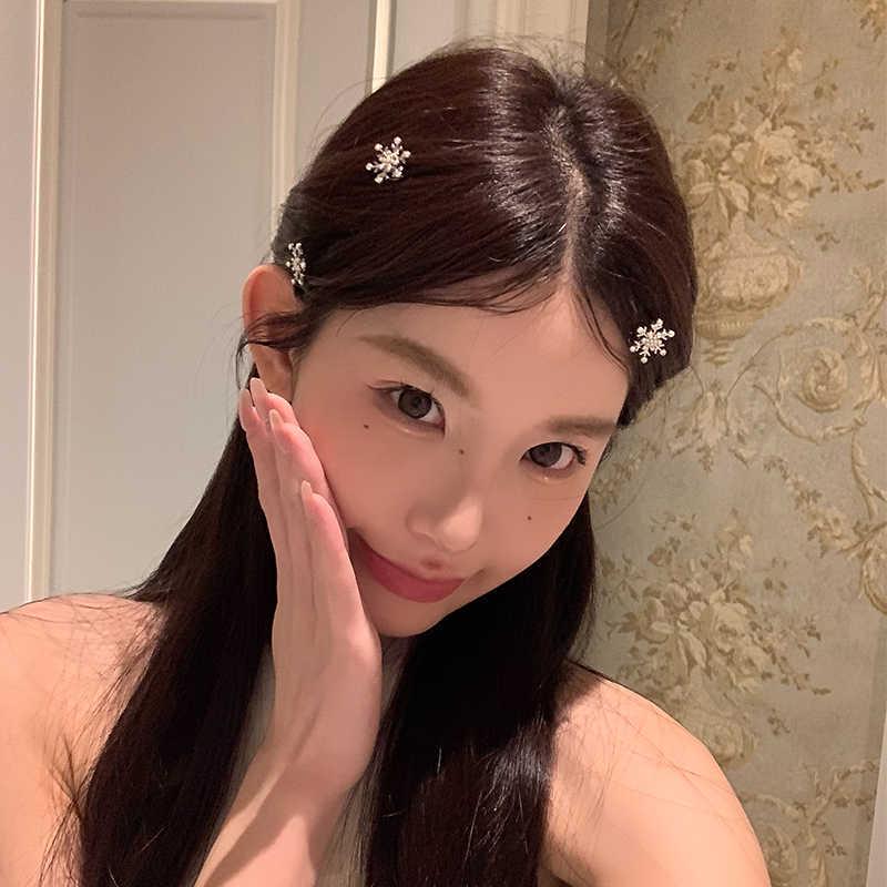 High-End Christmas Rhinestone & Pearl Snowflake Hair Clips – Elegant Duckbill Hairpins for Women