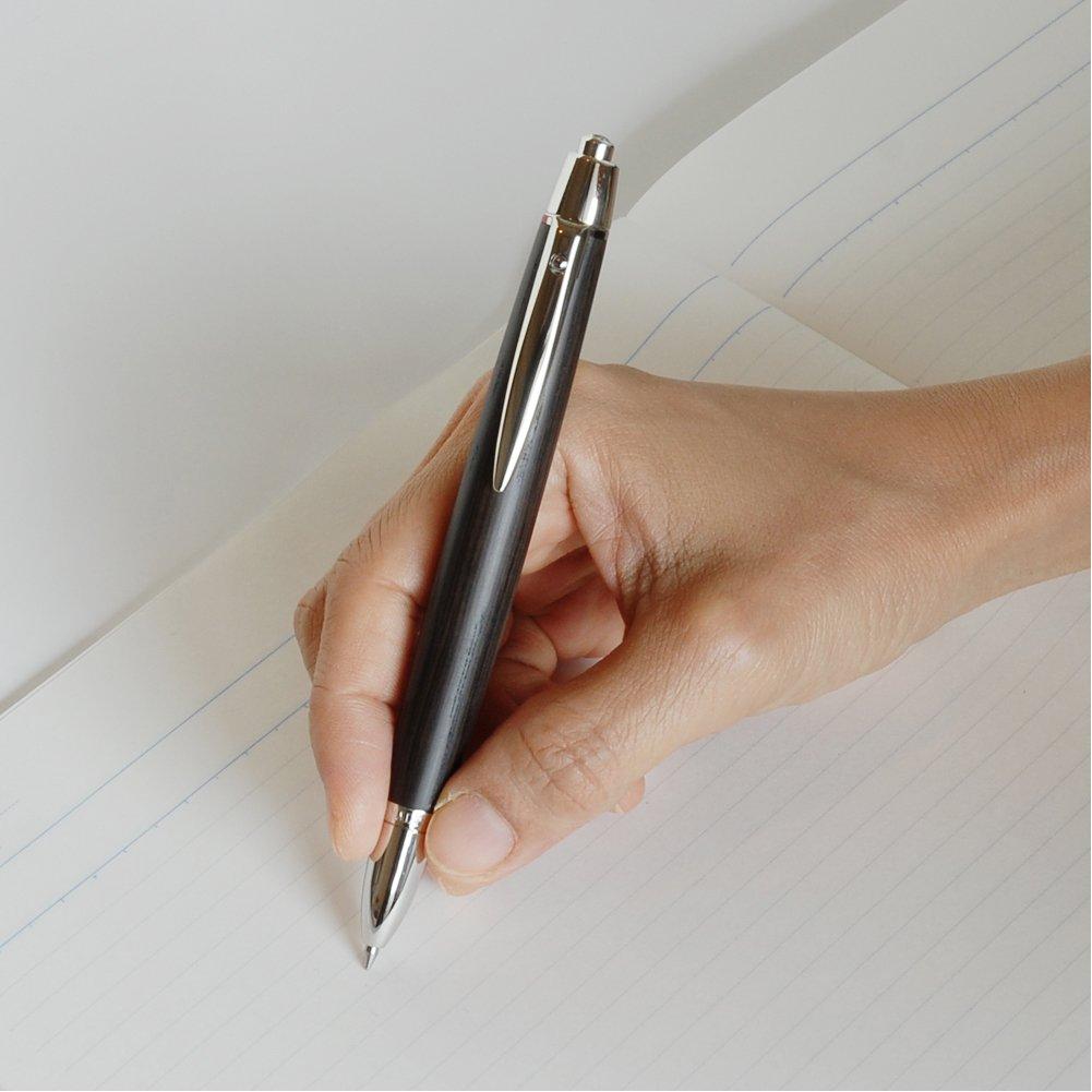 Многофункциональная ручка Mitsubishi Pencil Pure Malt 2-в-1, толщина линии стержня 0,7 мм, корпус из дубового дерева, премиум-издание — стильный и прочный пишущий инструмент.
