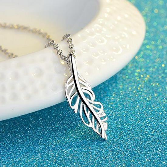 Ожерелье с подвеской в виде листа — японский и корейский стиль, универсальная ключичная цепочка с литературным шармом