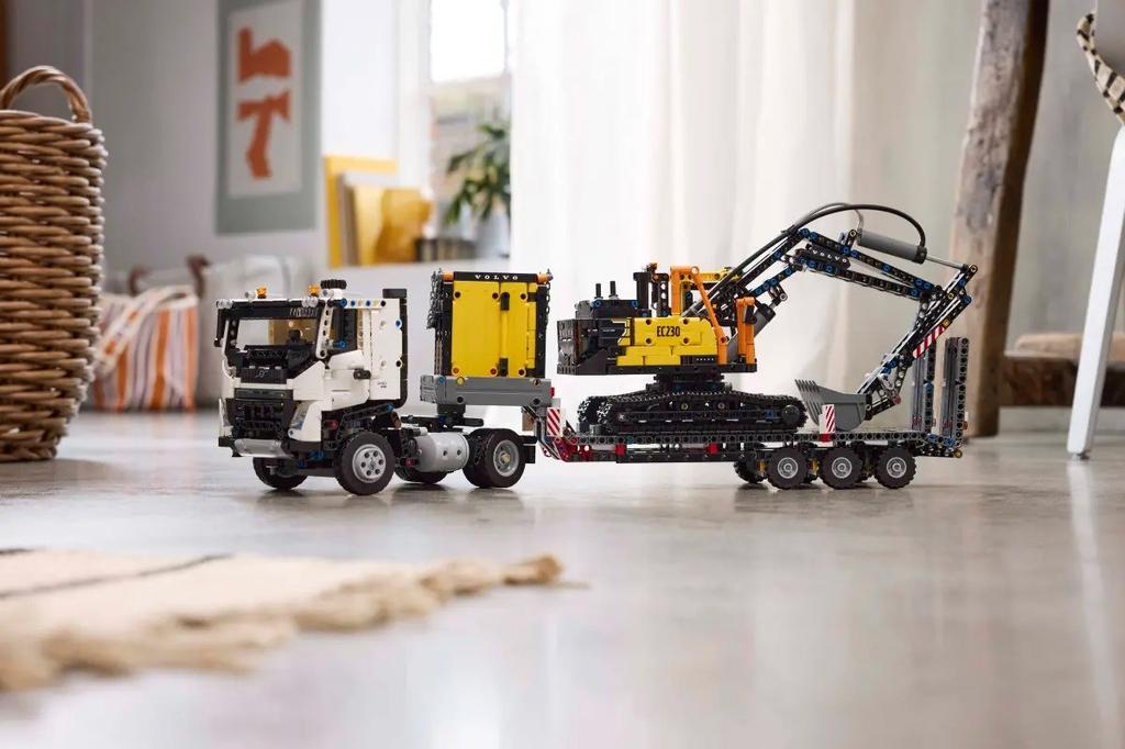 Lego Technic 42175 Volvo Fmx Truck And Ec230 Electric Excavator