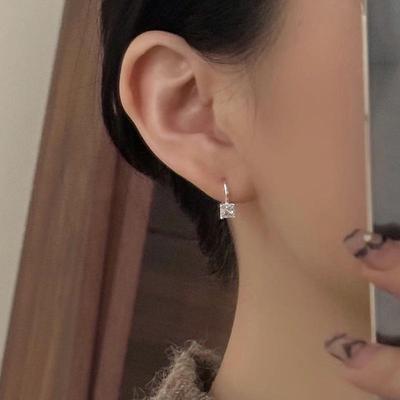 Элегантные геометрические серьги в виде кубиков сахара: Японский и корейский осенне-зимний стиль для женщин - Легкая роскошь на каждый день