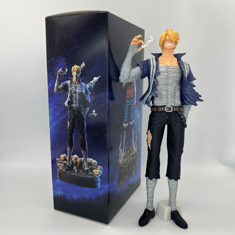 Сцена из One Piece: Фигурка-украшение Санджи из Скайпии с раненым Зоро и перевязанным Луффи.