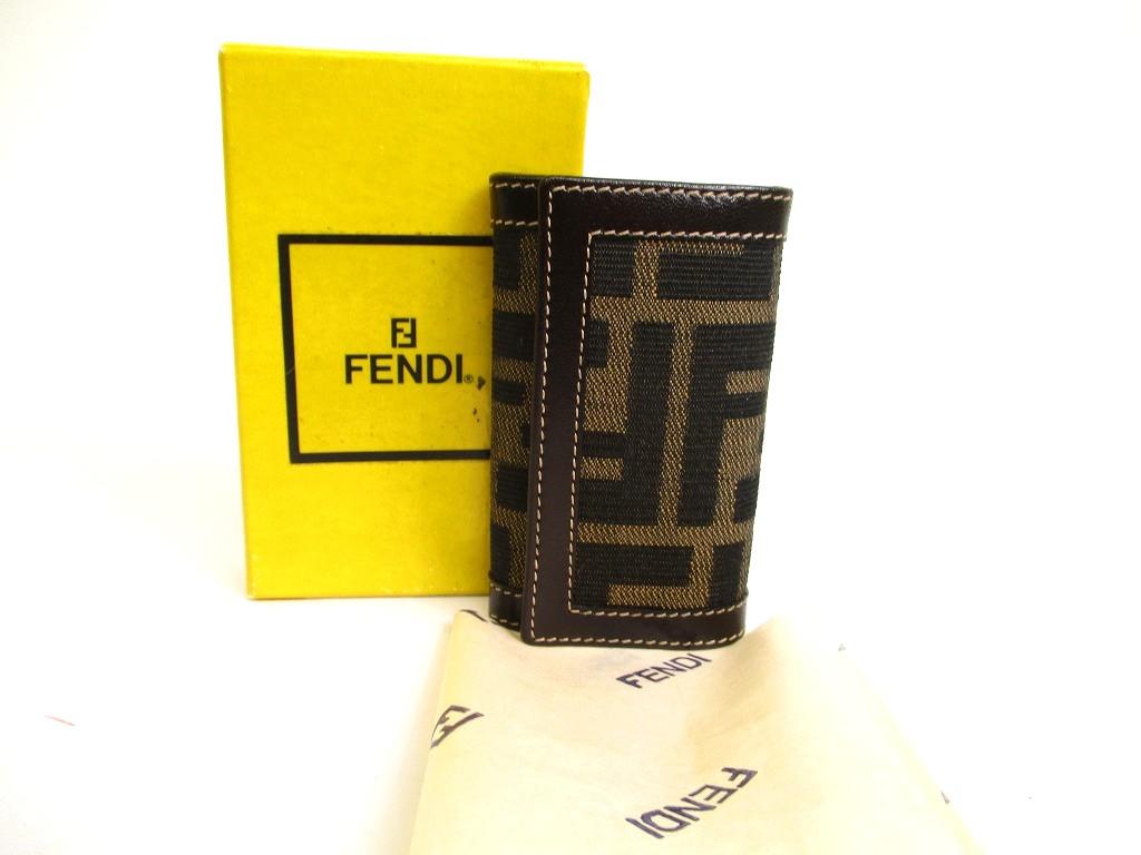 Оригинальный брелок FENDI Zucca из хаки-холста и темно-коричневой кожи, 6 предметов, #a969. Открытая коробка