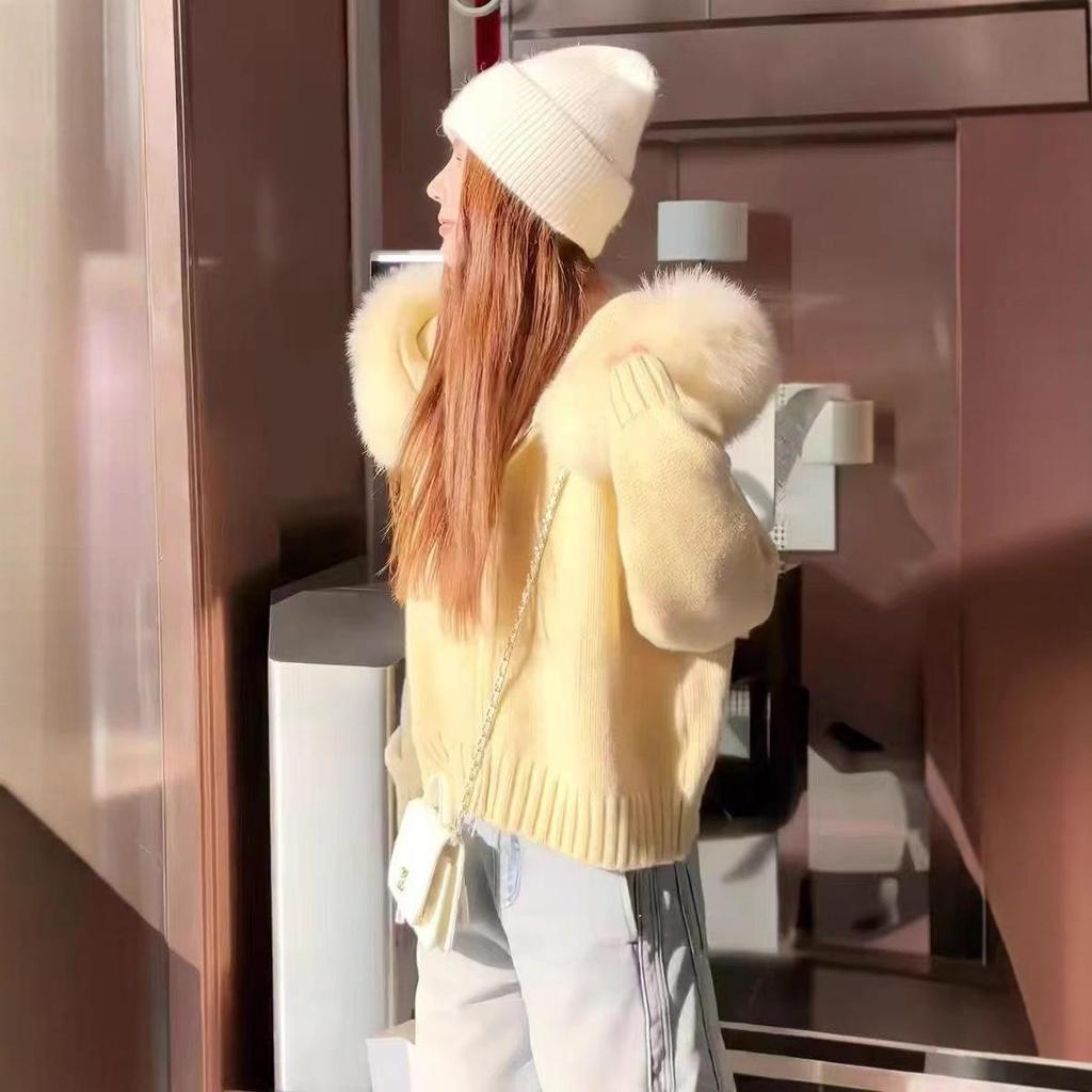 Женский короткий вязаный кардиган с капюшоном и воротником из искусственного лисьего меха - Новый осенне-зимний модный стиль