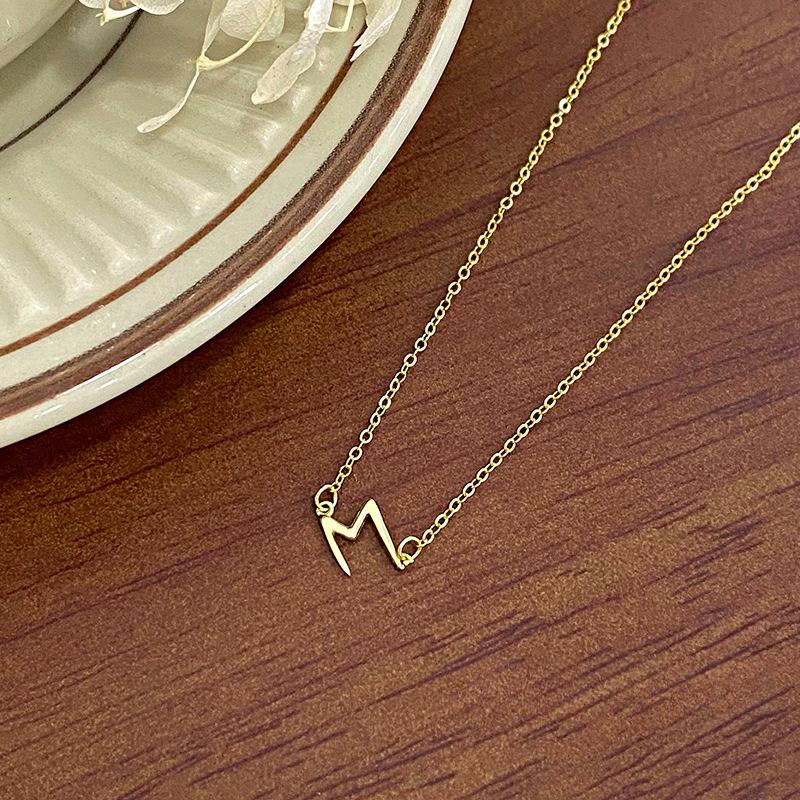 Модное ожерелье с буквой М для женщин, универсальное и нишевое, высококачественный цепочный аксессуар на ключицу