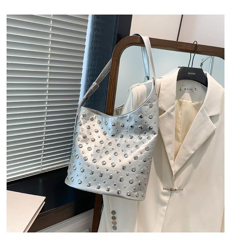 Сумка женская большой вместимости ретро личность трендовая крутая в горошек заклепки женская на плечо мессенджер