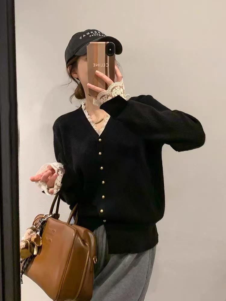 Женский корейский вязаный кардиган с кружевом в стиле пэчворк с V-образным вырезом: Новый свободный крой для осени/зимы 2025 - Универсальный свитер-пальто для ношения под верхней одеждой