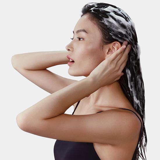 DR.FORHAIR Отшелушивающий шампунь-щетка для кожи головы