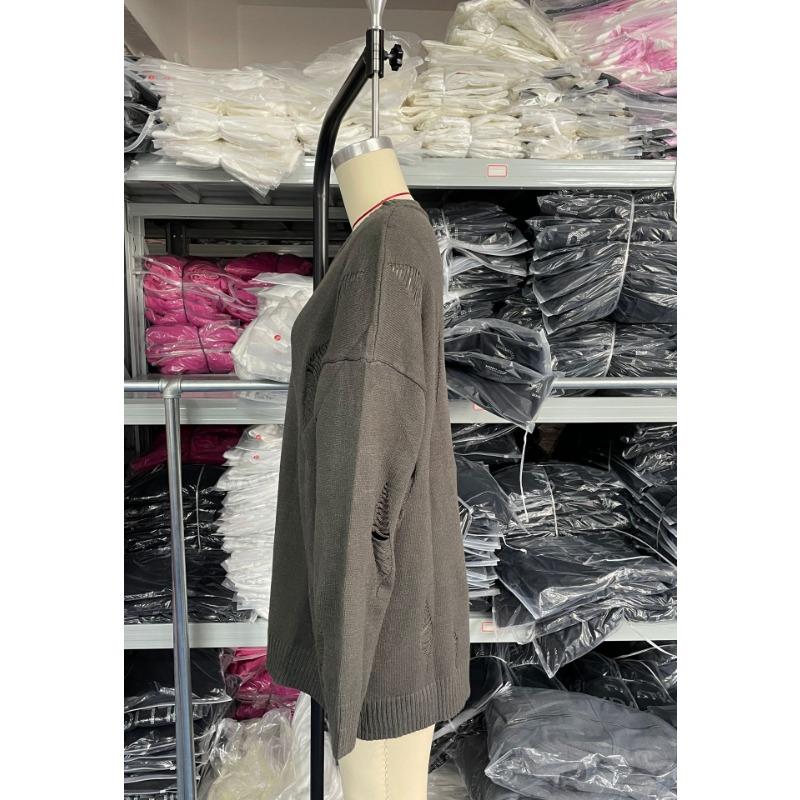 Женский рваный свитер с круглым вырезом