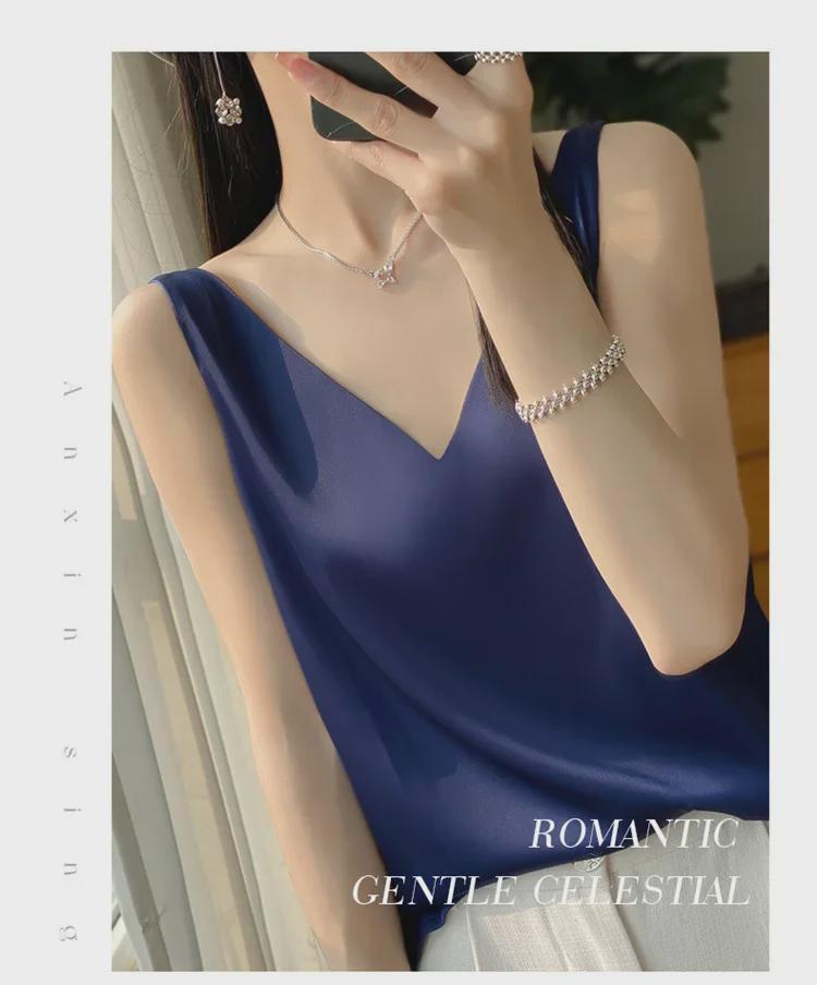 Женская шелковая атласная майка на тонких бретелях с V-образным вырезом – трендовый весенне-летний облегающий внутренний топ