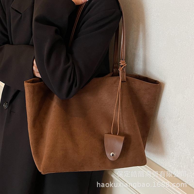 Ретро сумка женская большой вместимости 2025 новая осень и зима универсальная повседневная на плечо сумка "мать и ребенок" текстурная сумка-тоут для通勤