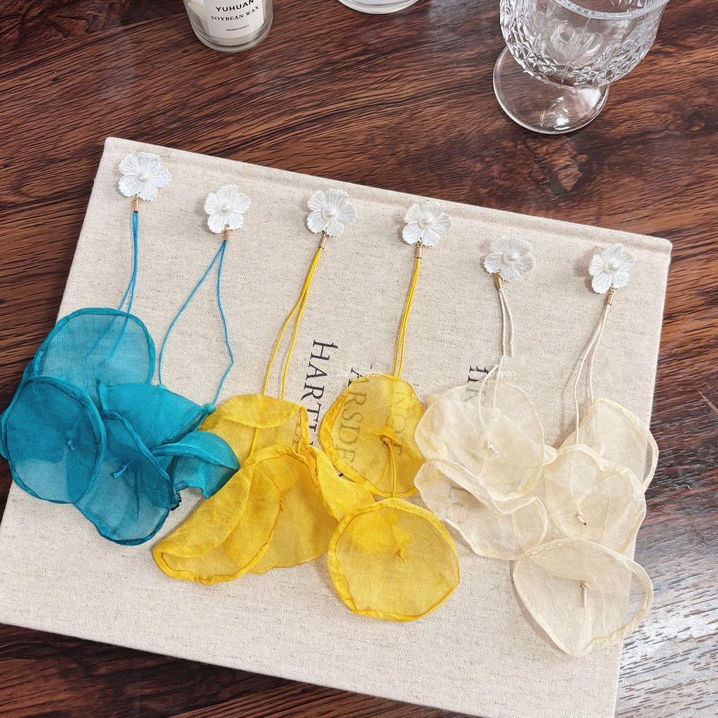 Серьги-гвоздики с тканевыми цветами и жемчужной бахромой, супер фееричные, с универсальным темпераментом, нишевая мода, серьги с высоким чувством стиля, женские