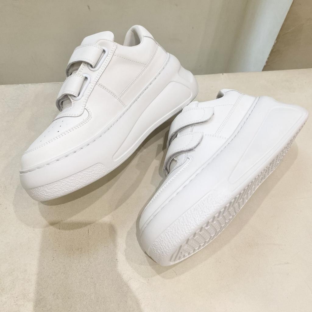 Маленькие белые туфли на толстой подошве на липучках женские 2025 новые весна-осень популярные универсальные кожаные маффины спортивные и повседневные кеды