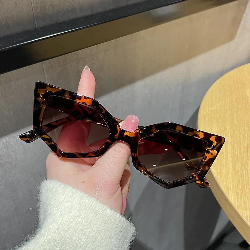 New in  Fashion Cat Eye Sunglasses for Women Small Frame Tortoiseshell Design Live Broadcast Hip Hop Style Sun Glasses