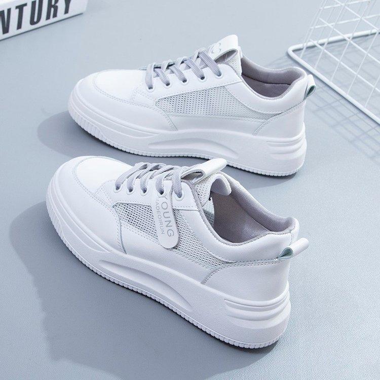 Маленькие белые туфли женские весна 2024 новые дышащие универсальные взрывные студенческие плоские кроссовки с толстой подошвой увеличивающие рост повседневные кроссовки