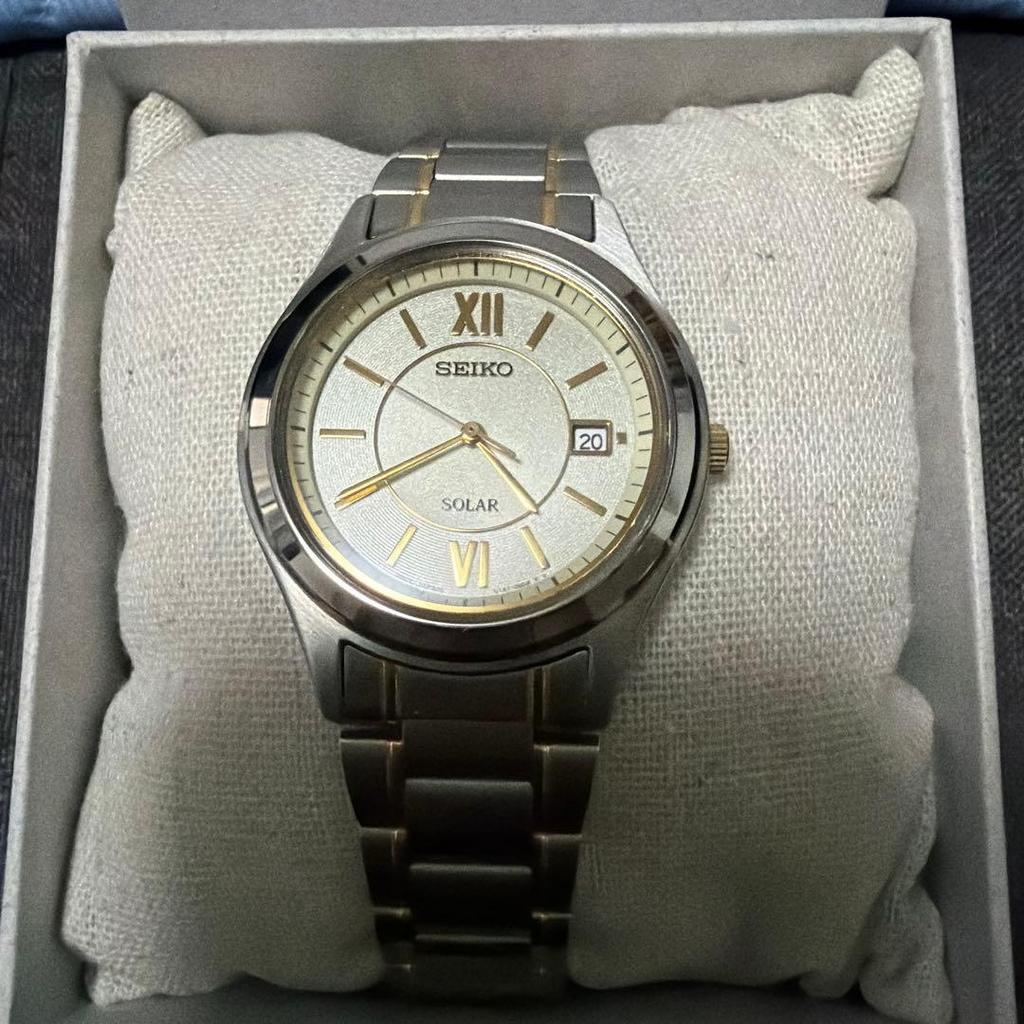 Подержанный Это часы SEIKO. У меня он уже 1 месяц и 2 недели. Он работает от солнечной энергии и должен прослужить 7-8 лет.