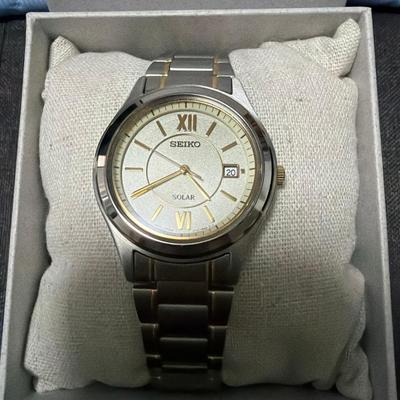 Подержанные часы SEIKO. Прошел месяц или две недели с тех пор, как я его купил. Поскольку он работает от солнечной энергии, он прослужит 7,8 лет.