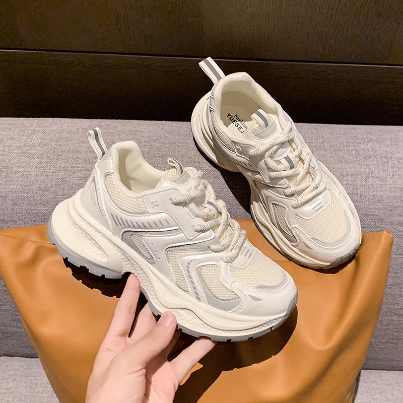 Кроссовки на платформе для женщин 2025 новые сетчатые дышащие спортивные туфли, зарубежный стиль, универсальные, увеличивающие рост, повседневные спортивные туфли для женщин