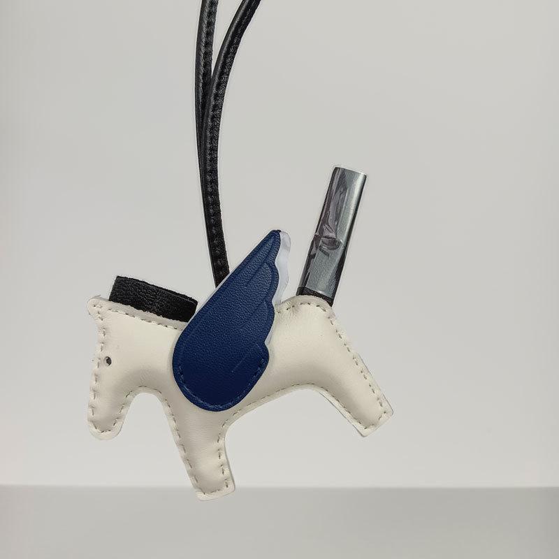 Подвеска для сумки-лошадки из натуральной кожи с отделкой из овчины и крокодила, сшитой вручную