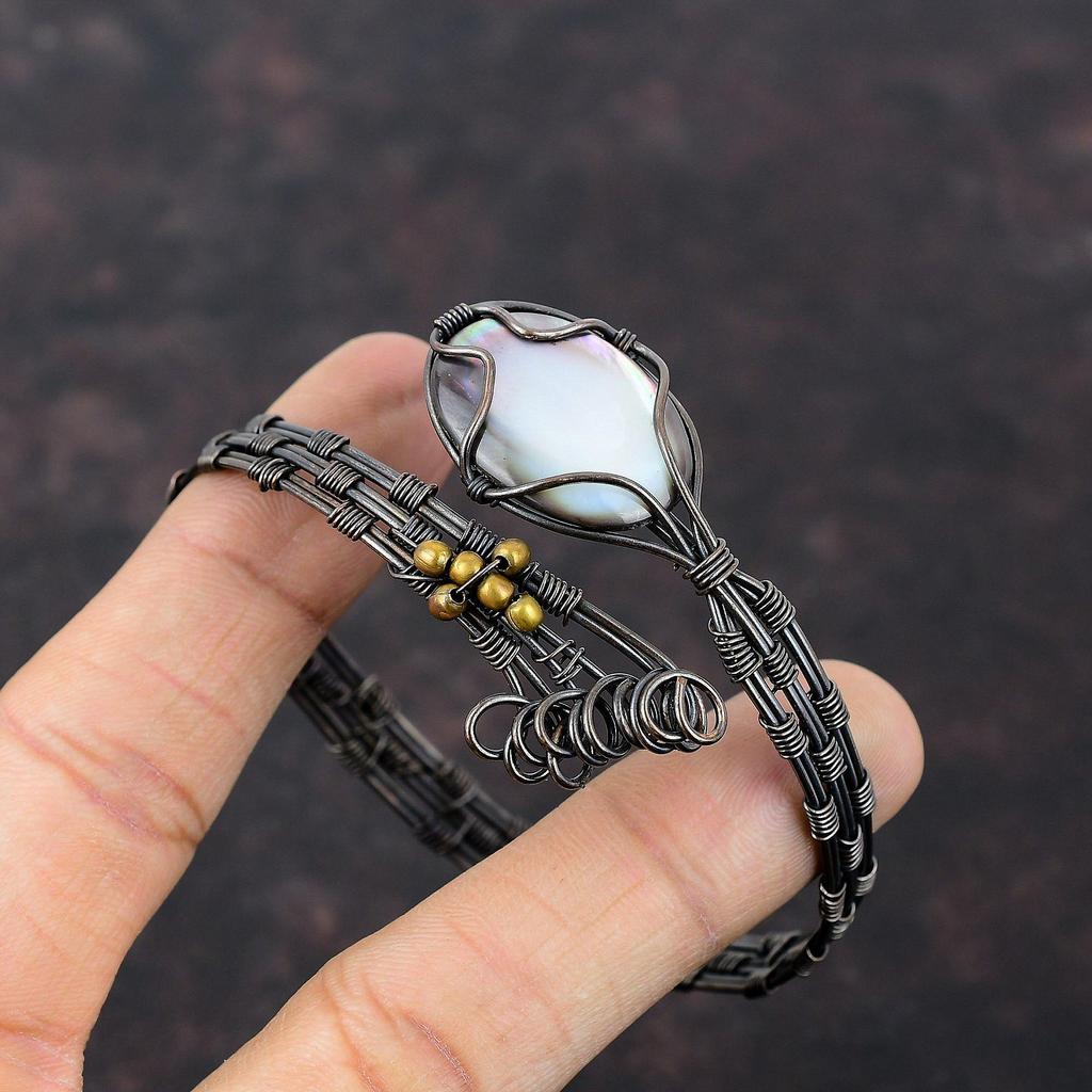 Черный перламутровый браслет, медная проволока, обернутая драгоценным камнем, браслет-манжета, регулируемый браслет ручной работы, медная проволока, обернутая ювелирным изделием, подарок для нее