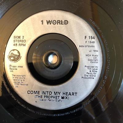 7-дюймовая пластинка 1 WORLD - Come Into My Heart F154 FFRR 1991 UK Танцевальная и электронная Музыка Подержанная