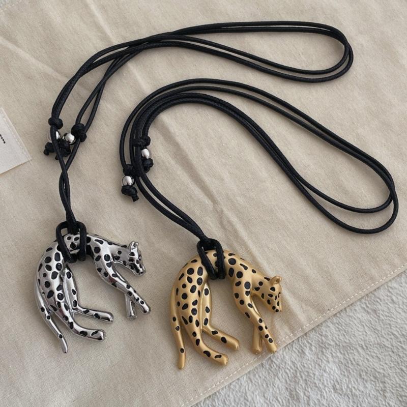 Подвеска на цепочке в форме леопарда с гальваническим покрытием, разработанная для элегантных и стильных нарядов