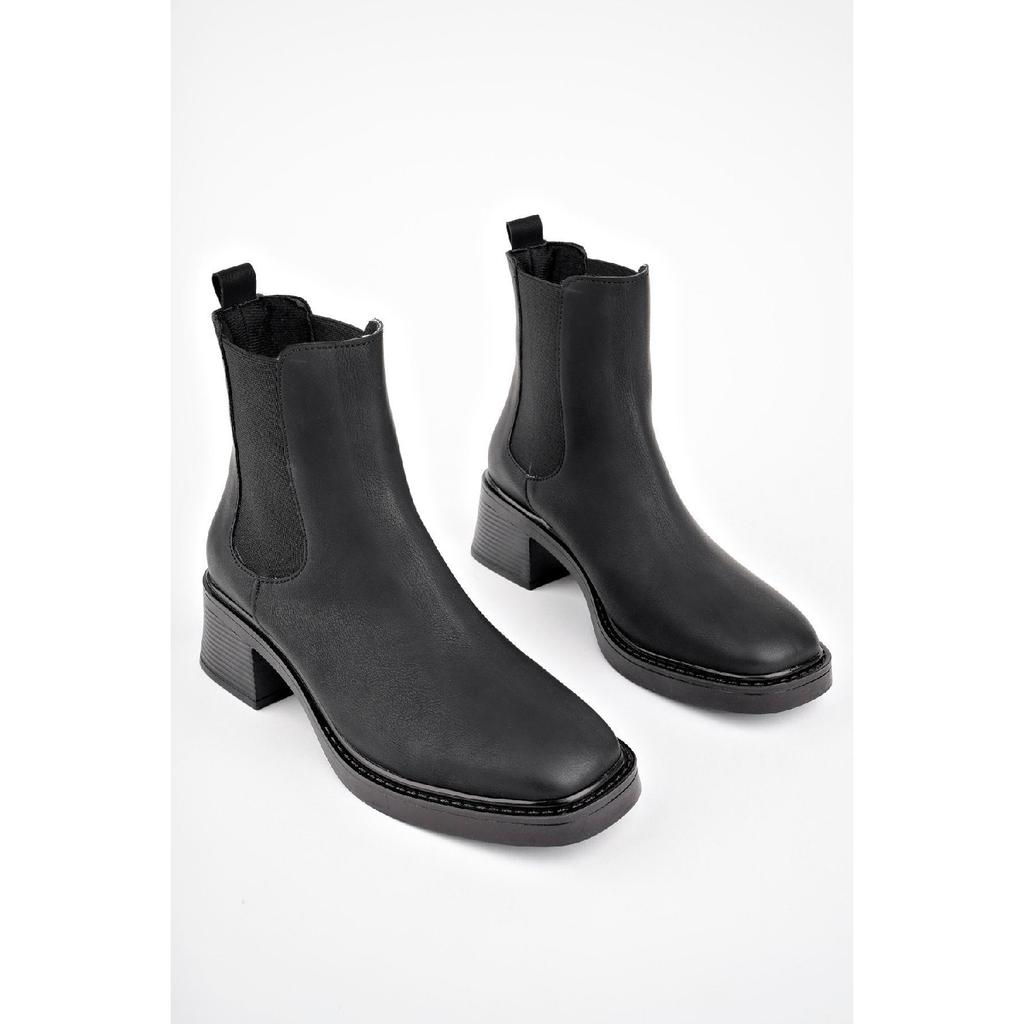 Женские кожаные ботинки с тупым носком