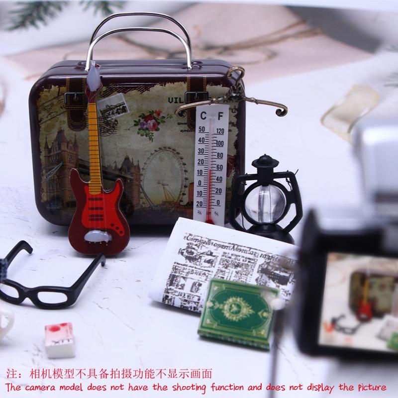 1:12 Мини DIY Камера Книга Чемодан Гитара Стеклянный Кукольный домик Миниатюрный Набор для Путешествий Детские Игрушки для Ролевых Игр Мебель Аксессуары