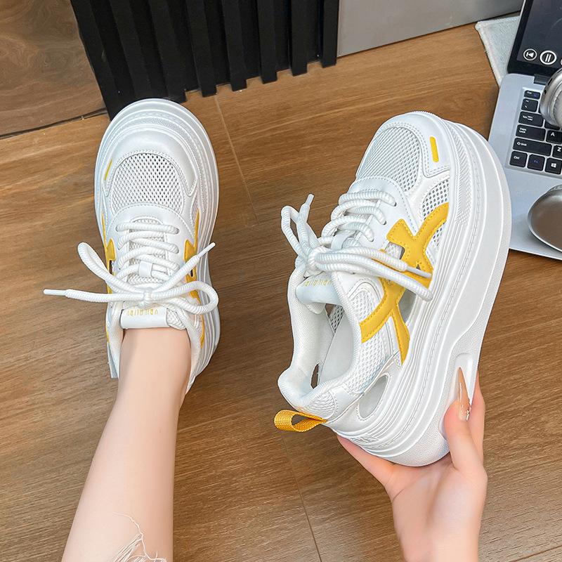 Немецкие тренировочные туфли на толстой подошве, увеличивающие рост, маленькие белые туфли, женские весенне-летние 2025, новые, полые, дышащие, повседневные спортивные папины кроссовки