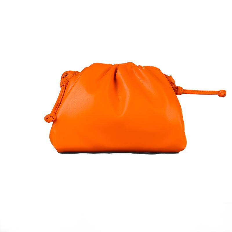 Женская сумка 2024 года из мягкой кожи с плиссировкой — вечерняя, наплечная и сумка-мессенджер с однотонной текстурой.