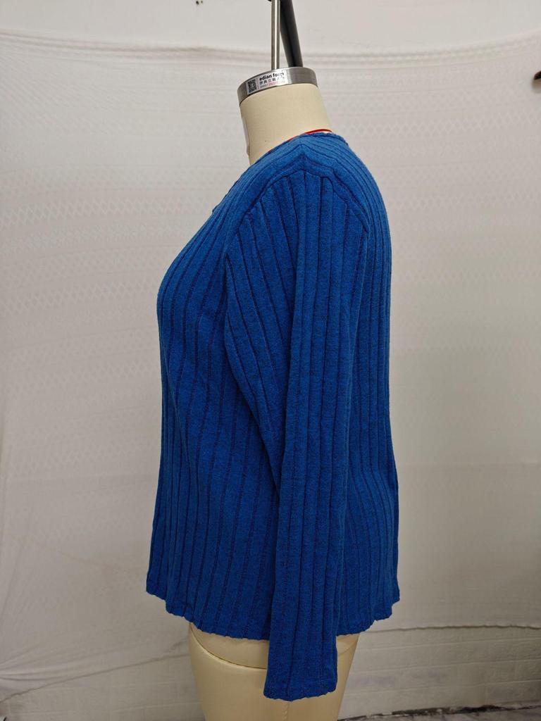 Элегантная полосатая футболка с V-образным вырезом для женщин - коллекция осень/зима 2024