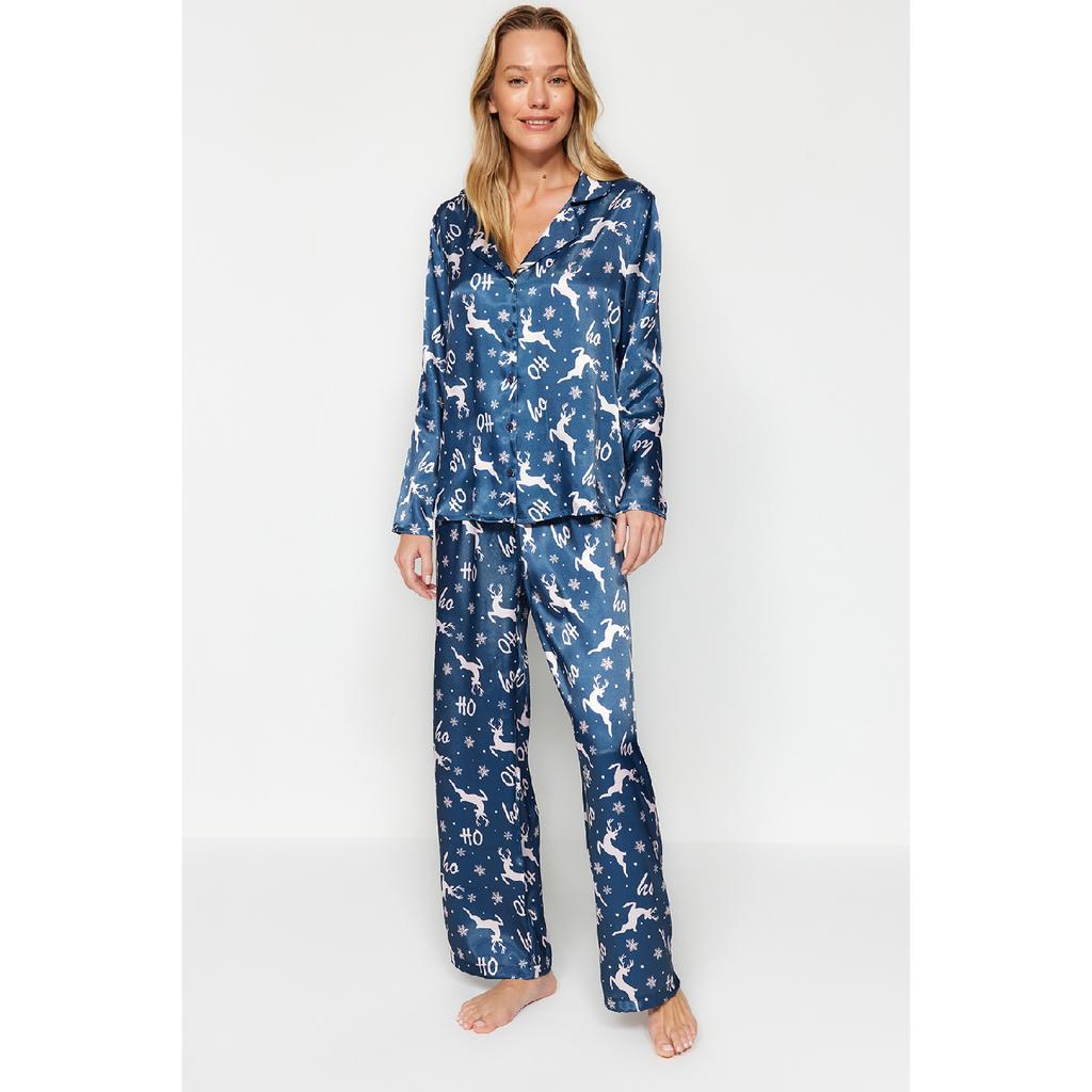 Темно-сине-разноцветный атласный пижамный комплект с новогодней тематикой Thmaw24pt00037