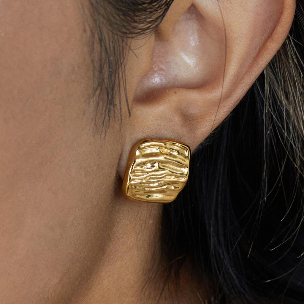 Yori Fashion Серьги-гвоздики из нержавеющей стали с молотковым покрытием, плиссированные, геометрической формы, квадратные, для женщин, элегантные, шикарные, привлекательные, ювелирный подарок