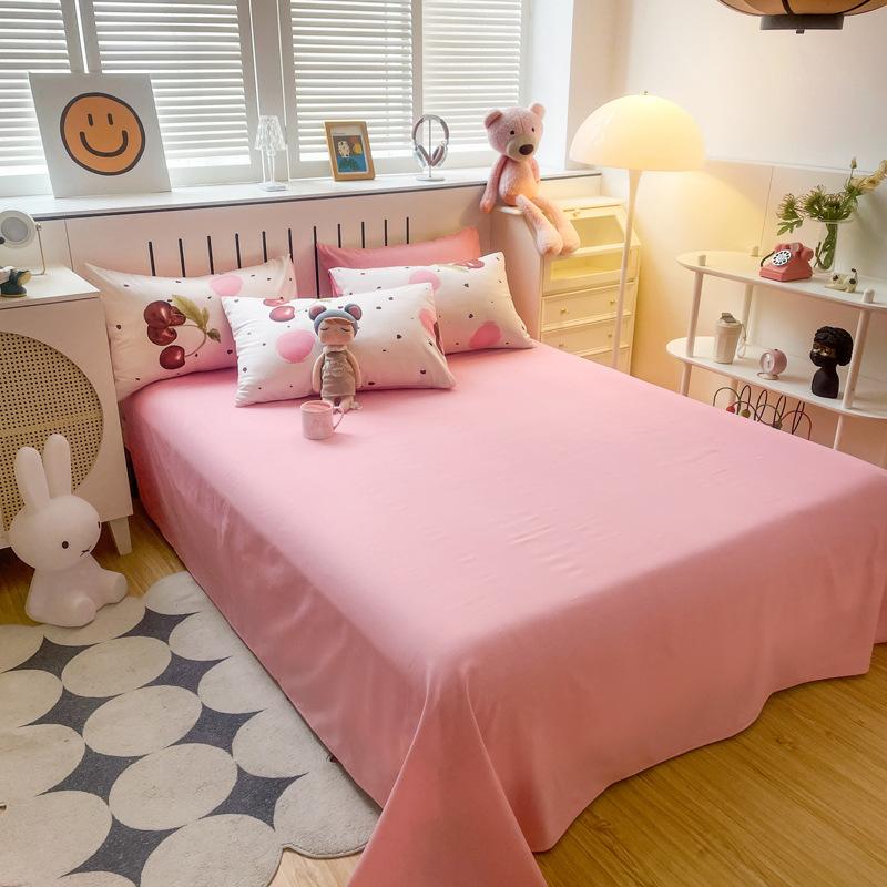 Комплект из четырех предметов: кровать с цветочным узором, комплект из стираных одеял, комплект из трех предметов для одноместной спальни