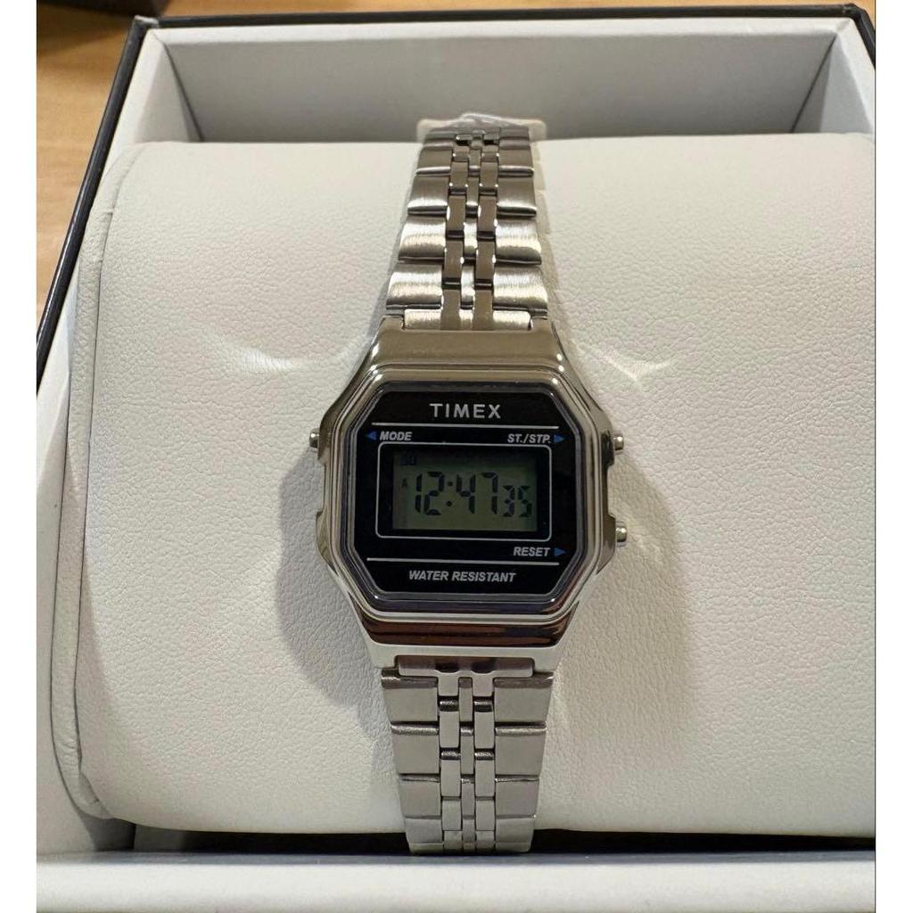 Подержанные цифровые часы Timex