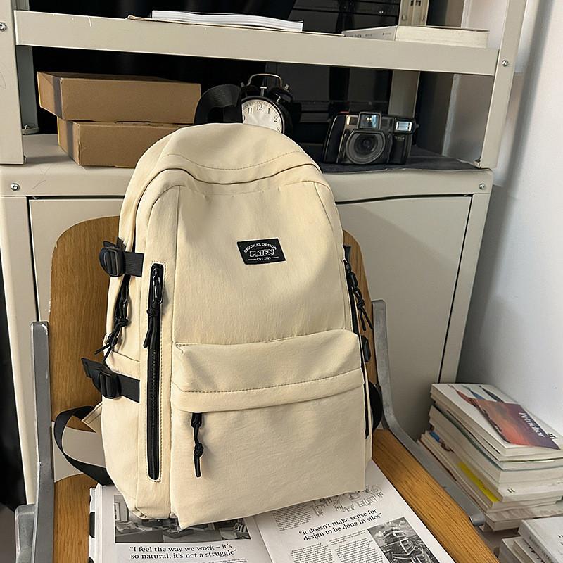 Минималистичный рюкзак, разработанный с однотонным дизайном и принтом с буквами, для подростков