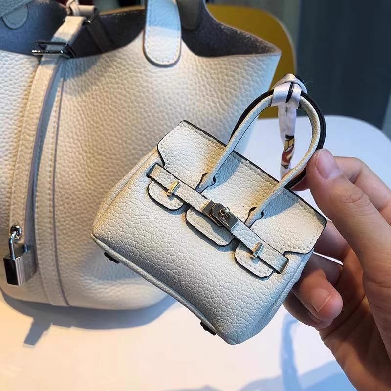 Компактная подвеска-мини-сумка из синтетической кожи с брелком для ключей и держателем для наушников - доступна в нескольких цветах