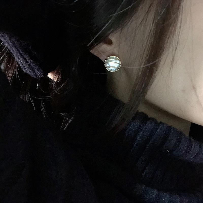 Серьги-гвоздики с жемчугом, женские, нишевый дизайн, легкие, роскошные, круглые, стиль Ins, модные, универсальные, белые, рябчиковые серьги