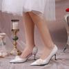 Французские камелии белые атласные туфли на каблуках женские тонкие каблуки 2024 новые простые универсальные туфли для банкета с острым носком осеннее время