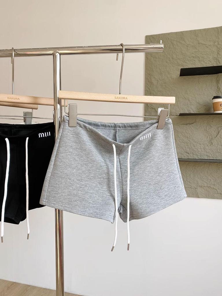 Женские летние шорты 2025 года в корейском стиле с высокой талией, облегающие, для миниатюрных, универсальные, однотонные, с широкими штанинами.