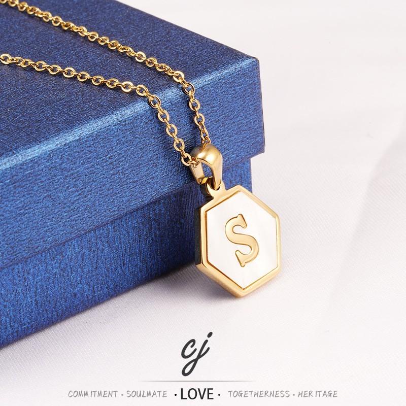 Carline Fashion Gold Plated Stainless Steel Jewelry 26 Letters Pendant Necklace Shell Necklace Gold Fashion Jewelry