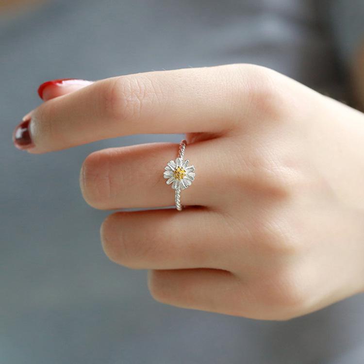 Trendy Daisy Flower Ring for Women - Charming and Fresh Design